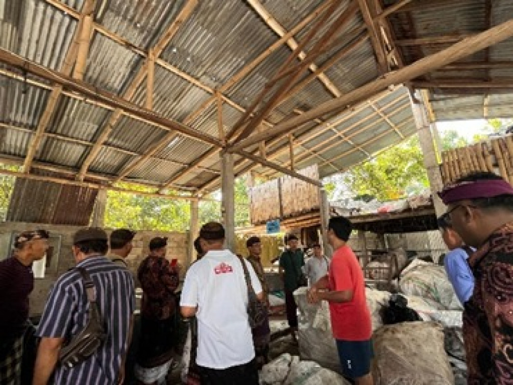 Antusias Tim Reaksi Cepat Desa Adat Dalung Ikuti Studi Tiru ke Rumah Plastik Mandiri Kabupaten Buleleng